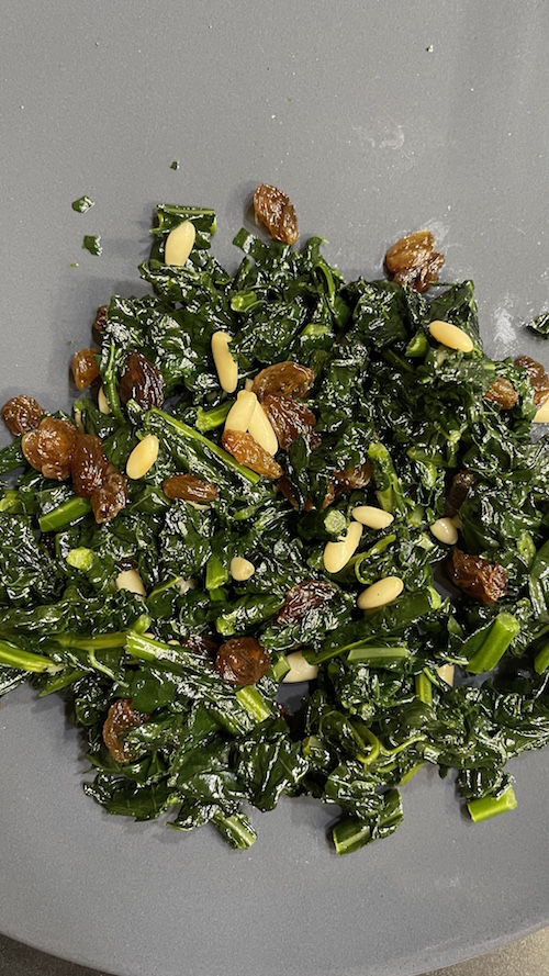 Cavolo nero in padella con pinoli e uvetta